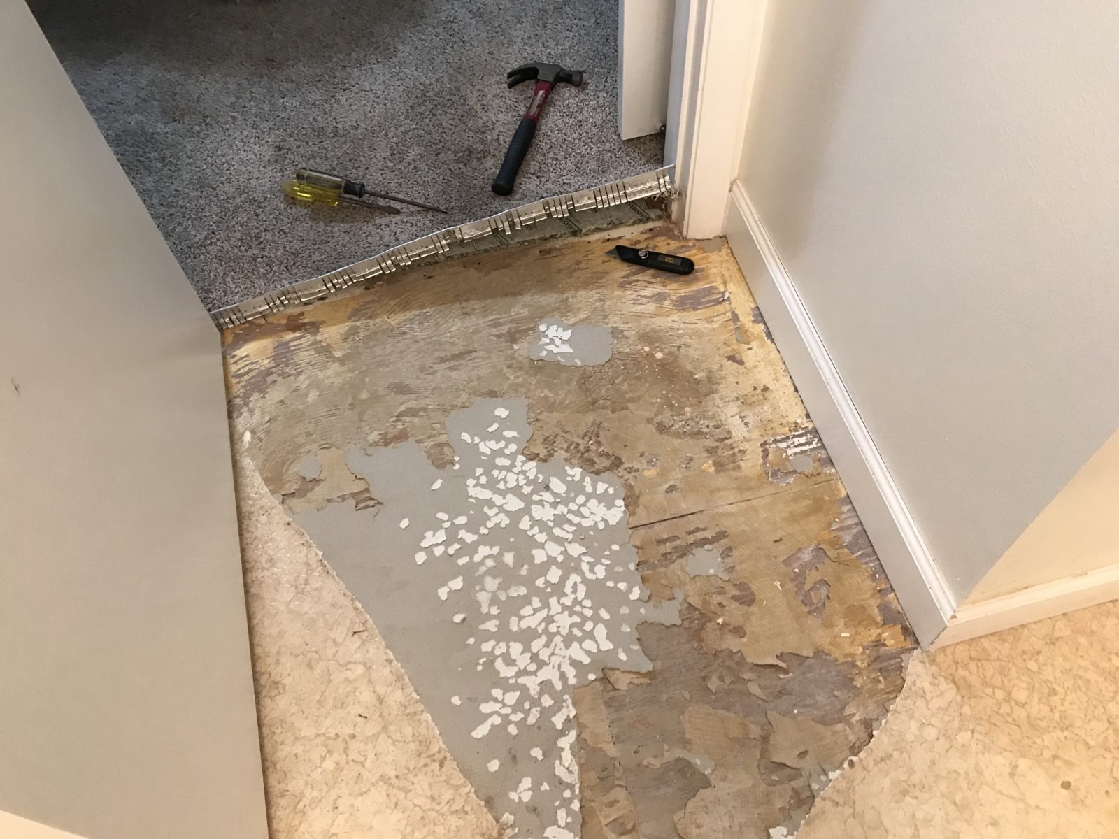 5 Steps to Remove Old Linoleum from Your Bathroom Floor - Frugal Thumb